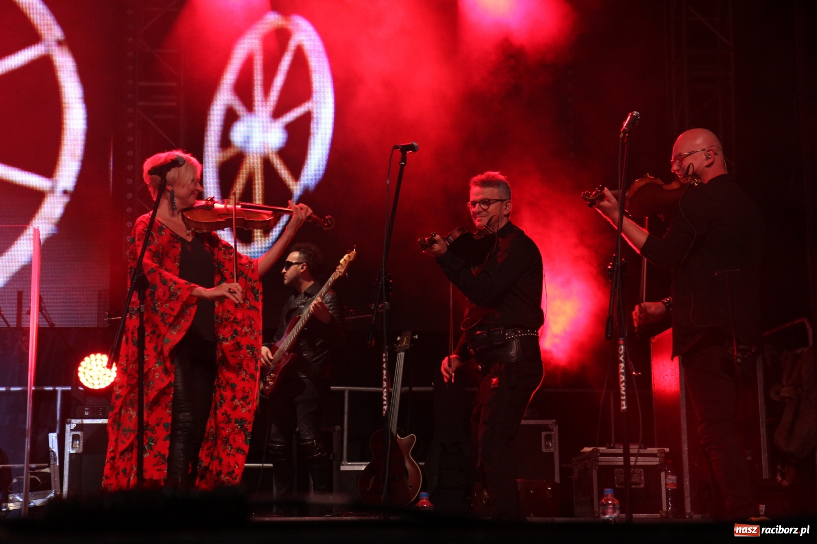Zdjęcie w galerii na portalu naszraciborz.pl: Golec uOrkiestra na finał dożynek w Syryni. Golcowie porwali publiczność do zabawy! wiadomości z regionu