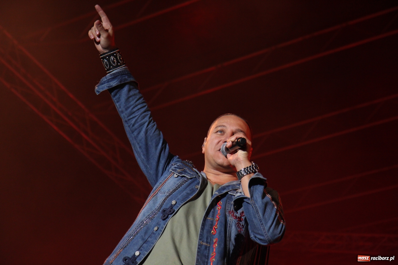 Zdjęcie w galerii na portalu naszraciborz.pl: Golec uOrkiestra na finał dożynek w Syryni. Golcowie porwali publiczność do zabawy! wiadomości z regionu