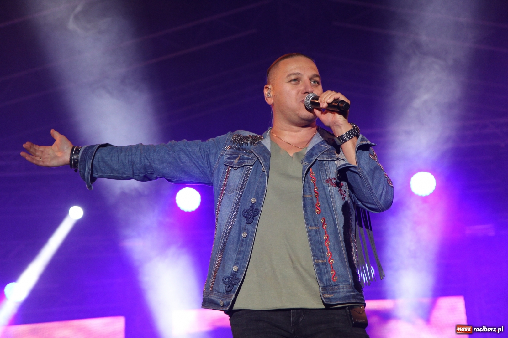 Zdjęcie w galerii na portalu naszraciborz.pl: Golec uOrkiestra na finał dożynek w Syryni. Golcowie porwali publiczność do zabawy! wiadomości z regionu