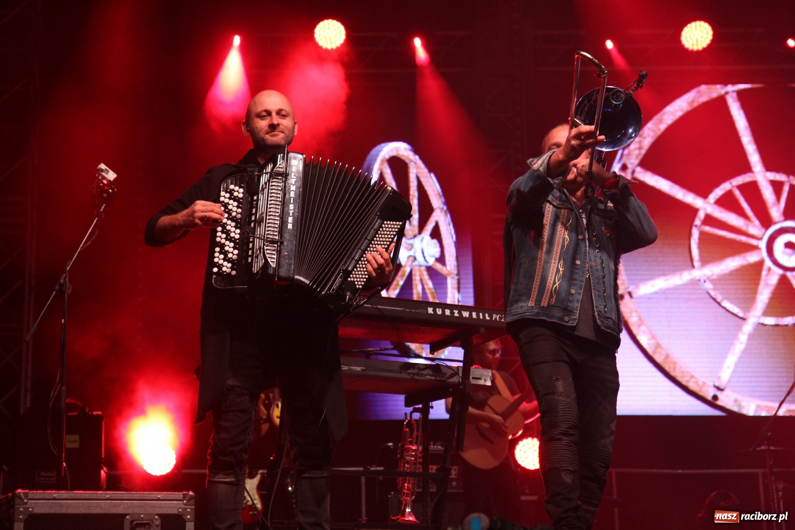 Zdjęcie w galerii na portalu naszraciborz.pl: Golec uOrkiestra na finał dożynek w Syryni. Golcowie porwali publiczność do zabawy! wiadomości z regionu