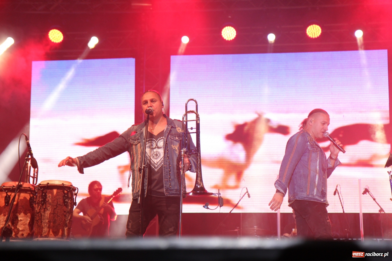 Zdjęcie w galerii na portalu naszraciborz.pl: Golec uOrkiestra na finał dożynek w Syryni. Golcowie porwali publiczność do zabawy! wiadomości z regionu
