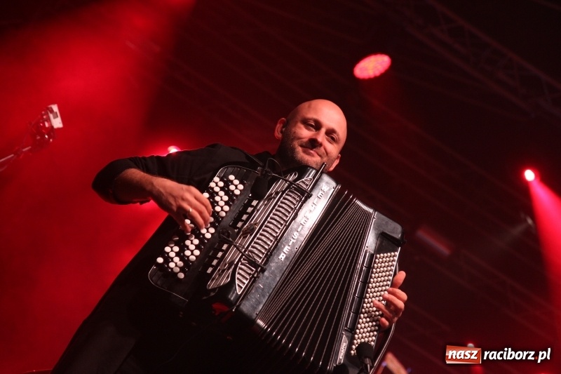 Zdjęcie w galerii na portalu naszraciborz.pl: Golec uOrkiestra na finał dożynek w Syryni. Golcowie porwali publiczność do zabawy! wiadomości z regionu