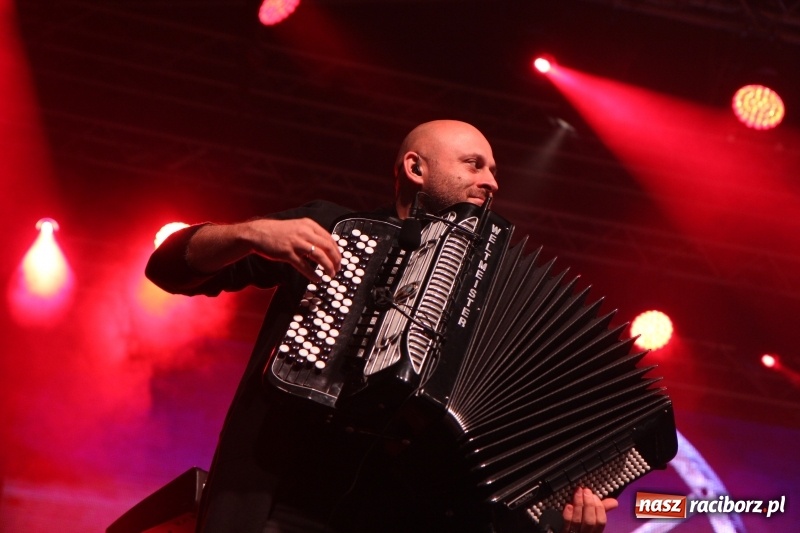 Zdjęcie w galerii na portalu naszraciborz.pl: Golec uOrkiestra na finał dożynek w Syryni. Golcowie porwali publiczność do zabawy! wiadomości z regionu