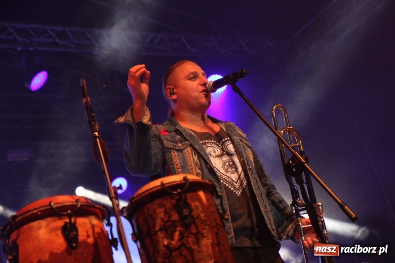 Zdjęcie w galerii na portalu naszraciborz.pl: Golec uOrkiestra na finał dożynek w Syryni. Golcowie porwali publiczność do zabawy! wiadomości z regionu
