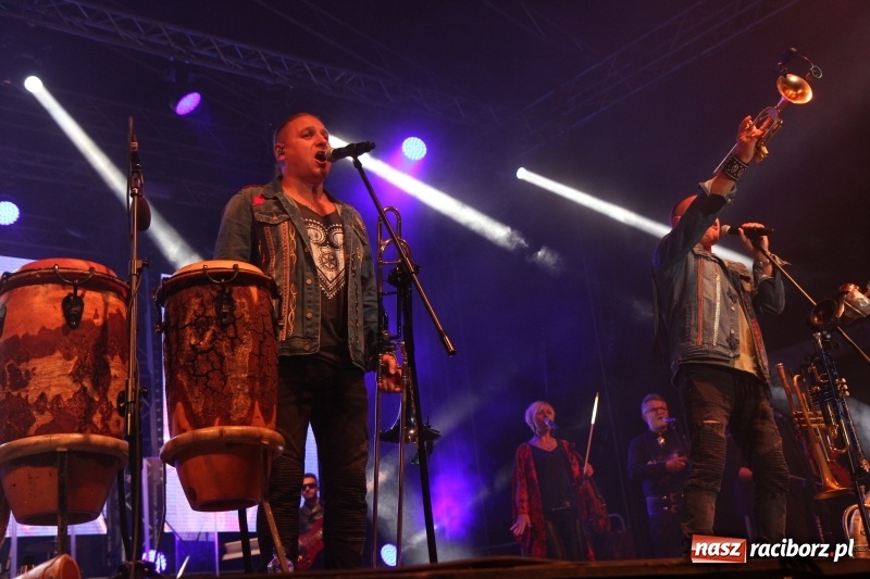Zdjęcie w galerii na portalu naszraciborz.pl: Golec uOrkiestra na finał dożynek w Syryni. Golcowie porwali publiczność do zabawy! wiadomości z regionu