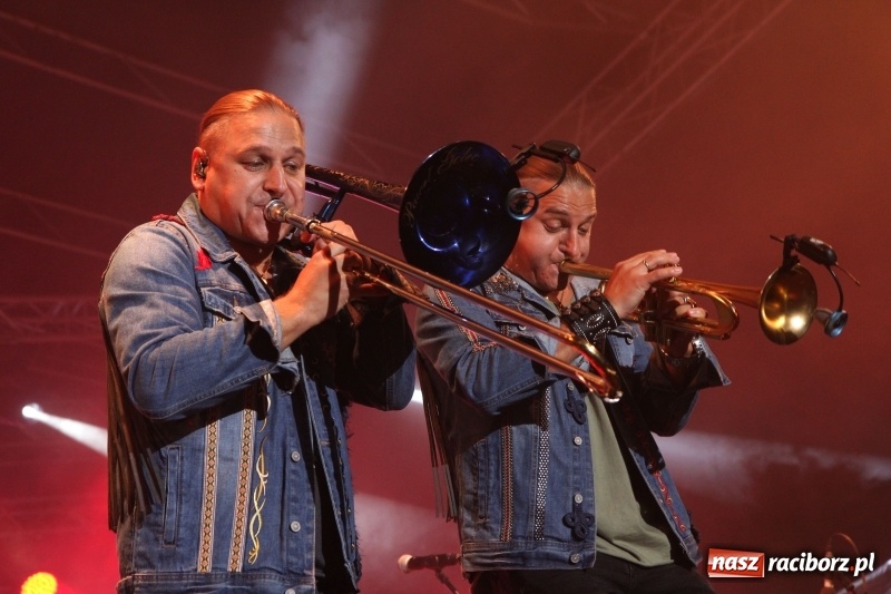 Zdjęcie w galerii na portalu naszraciborz.pl: Golec uOrkiestra na finał dożynek w Syryni. Golcowie porwali publiczność do zabawy! wiadomości z regionu
