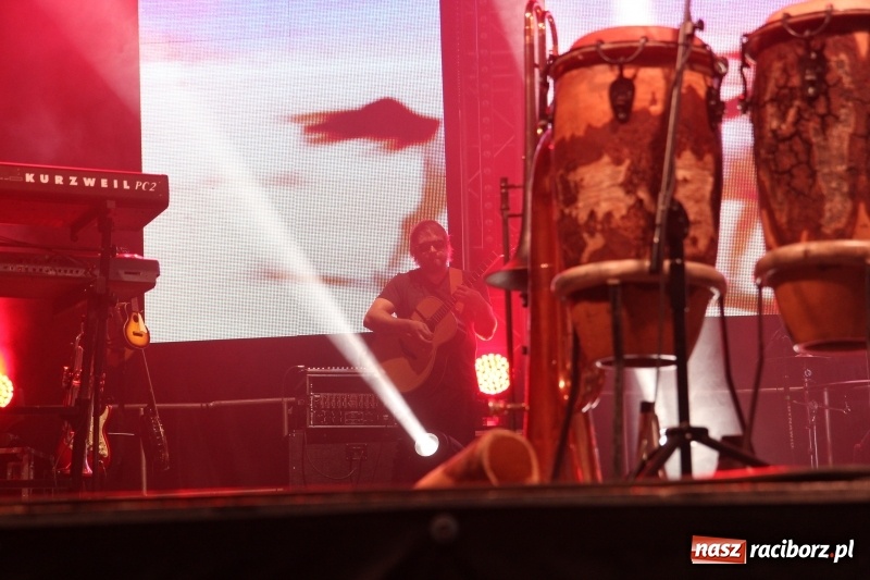 Zdjęcie w galerii na portalu naszraciborz.pl: Golec uOrkiestra na finał dożynek w Syryni. Golcowie porwali publiczność do zabawy! wiadomości z regionu