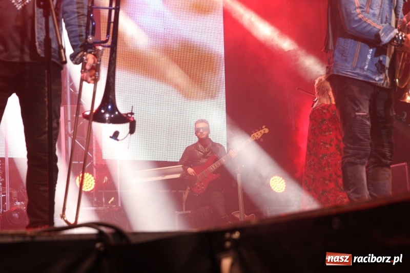 Zdjęcie w galerii na portalu naszraciborz.pl: Golec uOrkiestra na finał dożynek w Syryni. Golcowie porwali publiczność do zabawy! wiadomości z regionu