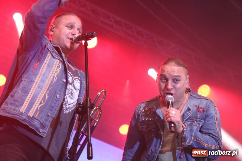 Zdjęcie w galerii na portalu naszraciborz.pl: Golec uOrkiestra na finał dożynek w Syryni. Golcowie porwali publiczność do zabawy! wiadomości z regionu