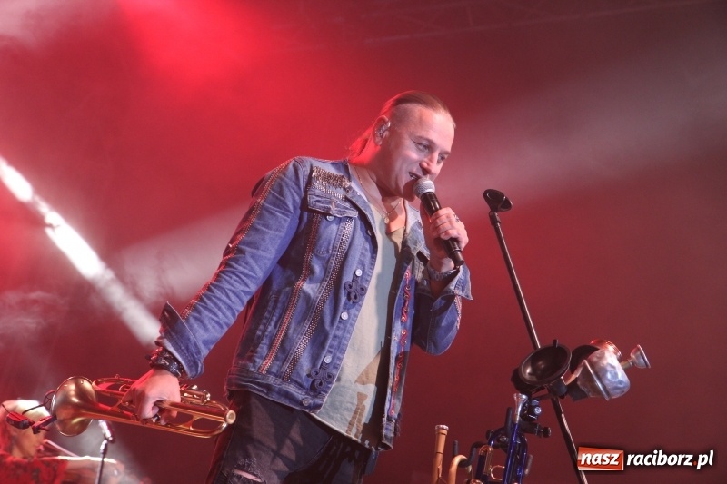 Zdjęcie w galerii na portalu naszraciborz.pl: Golec uOrkiestra na finał dożynek w Syryni. Golcowie porwali publiczność do zabawy! wiadomości z regionu