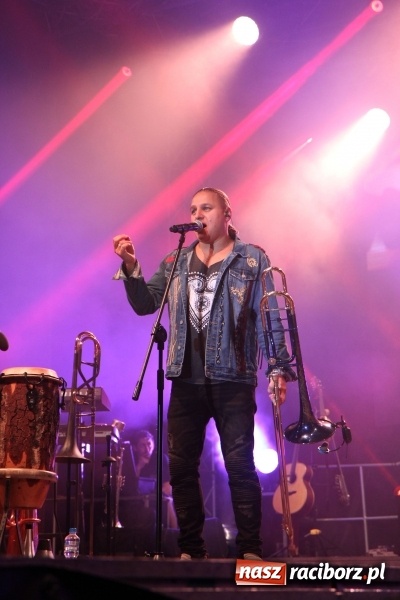 Zdjęcie w galerii na portalu naszraciborz.pl: Golec uOrkiestra na finał dożynek w Syryni. Golcowie porwali publiczność do zabawy! wiadomości z regionu