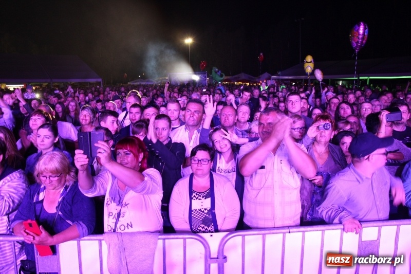 Zdjęcie w galerii na portalu naszraciborz.pl: Golec uOrkiestra na finał dożynek w Syryni. Golcowie porwali publiczność do zabawy! wiadomości z regionu