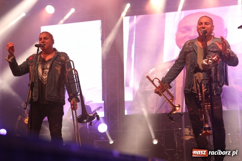Zdjęcie w galerii na portalu naszraciborz.pl: Golec uOrkiestra na finał dożynek w Syryni. Golcowie porwali publiczność do zabawy! wiadomości z regionu