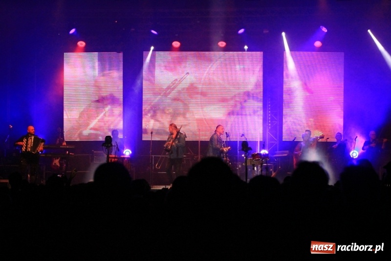 Zdjęcie w galerii na portalu naszraciborz.pl: Golec uOrkiestra na finał dożynek w Syryni. Golcowie porwali publiczność do zabawy! wiadomości z regionu