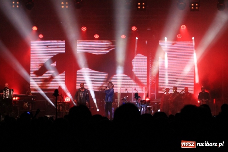 Zdjęcie w galerii na portalu naszraciborz.pl: Golec uOrkiestra na finał dożynek w Syryni. Golcowie porwali publiczność do zabawy! wiadomości z regionu
