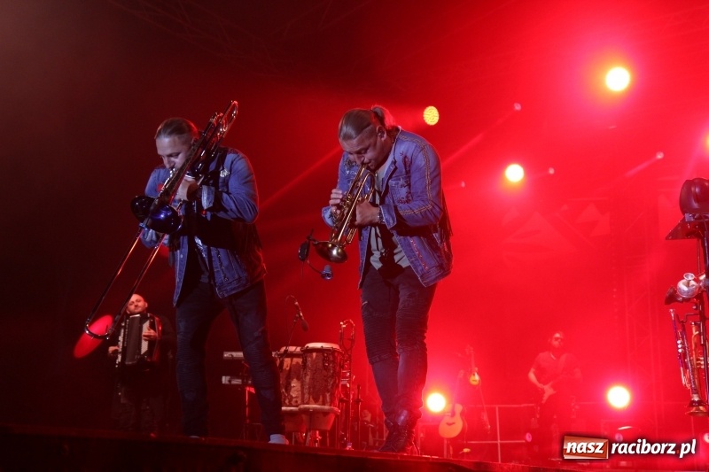 Zdjęcie w galerii na portalu naszraciborz.pl: Golec uOrkiestra na finał dożynek w Syryni. Golcowie porwali publiczność do zabawy! wiadomości z regionu