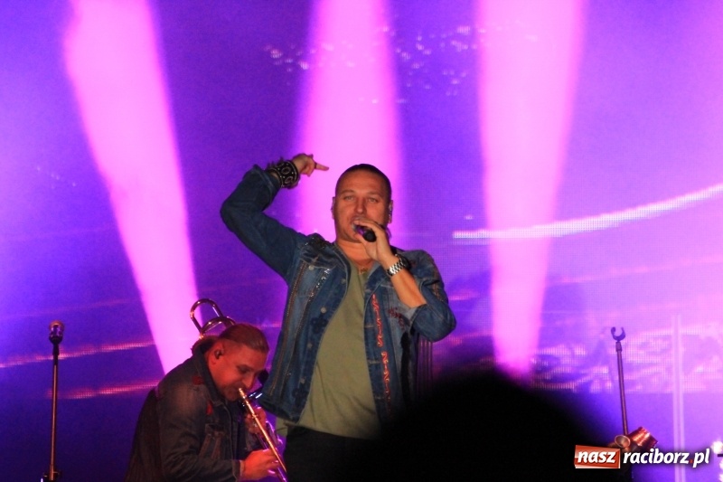 Zdjęcie w galerii na portalu naszraciborz.pl: Golec uOrkiestra na finał dożynek w Syryni. Golcowie porwali publiczność do zabawy! wiadomości z regionu