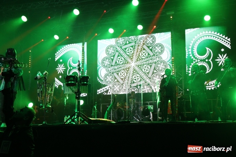 Zdjęcie w galerii na portalu naszraciborz.pl: Golec uOrkiestra na finał dożynek w Syryni. Golcowie porwali publiczność do zabawy! wiadomości z regionu