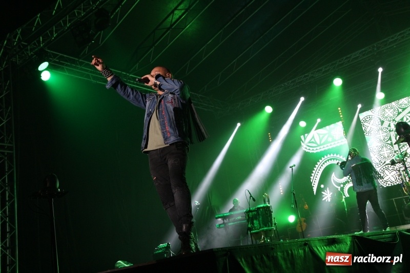 Zdjęcie w galerii na portalu naszraciborz.pl: Golec uOrkiestra na finał dożynek w Syryni. Golcowie porwali publiczność do zabawy! wiadomości z regionu