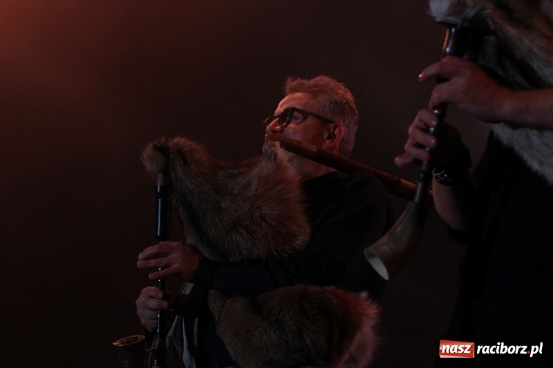 Zdjęcie w galerii na portalu naszraciborz.pl: Golec uOrkiestra na finał dożynek w Syryni. Golcowie porwali publiczność do zabawy! wiadomości z regionu