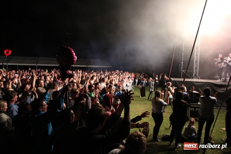 Zdjęcie w galerii na portalu naszraciborz.pl: Golec uOrkiestra na finał dożynek w Syryni. Golcowie porwali publiczność do zabawy! wiadomości z regionu