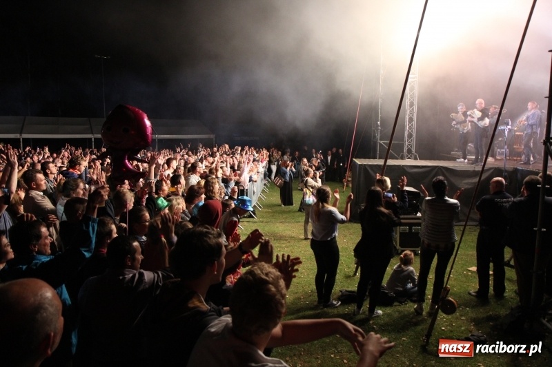 Zdjęcie w galerii na portalu naszraciborz.pl: Golec uOrkiestra na finał dożynek w Syryni. Golcowie porwali publiczność do zabawy! wiadomości z regionu