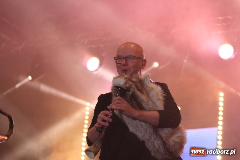 Zdjęcie w galerii na portalu naszraciborz.pl: Golec uOrkiestra na finał dożynek w Syryni. Golcowie porwali publiczność do zabawy! wiadomości z regionu