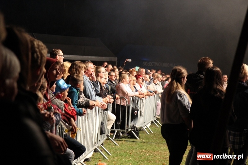 Zdjęcie w galerii na portalu naszraciborz.pl: Golec uOrkiestra na finał dożynek w Syryni. Golcowie porwali publiczność do zabawy! wiadomości z regionu