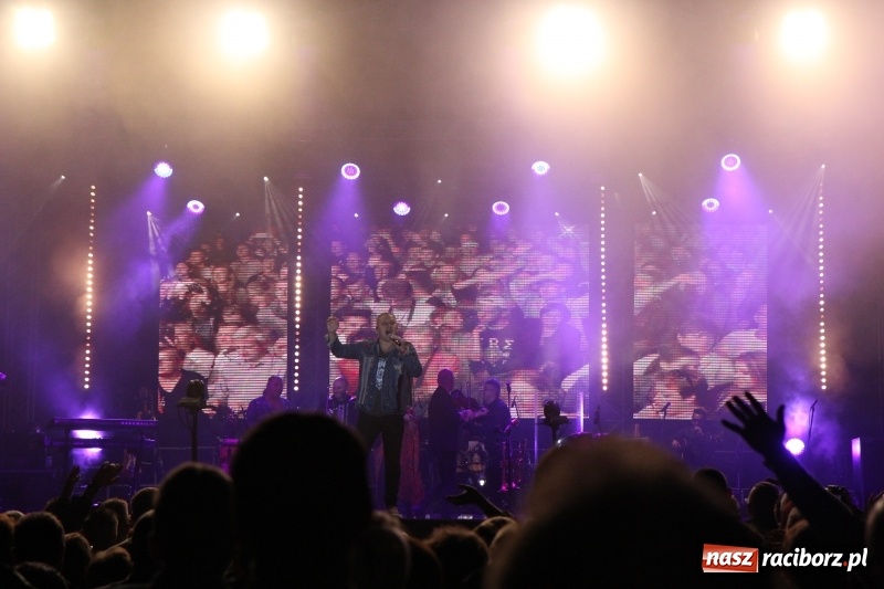Zdjęcie w galerii na portalu naszraciborz.pl: Golec uOrkiestra na finał dożynek w Syryni. Golcowie porwali publiczność do zabawy! wiadomości z regionu