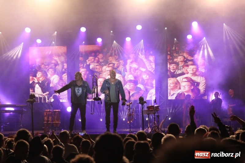 Zdjęcie w galerii na portalu naszraciborz.pl: Golec uOrkiestra na finał dożynek w Syryni. Golcowie porwali publiczność do zabawy! wiadomości z regionu