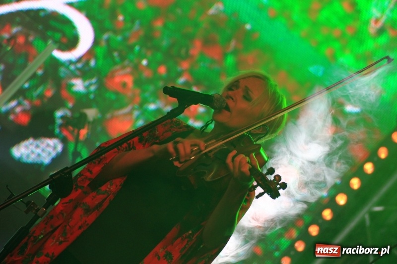 Zdjęcie w galerii na portalu naszraciborz.pl: Golec uOrkiestra na finał dożynek w Syryni. Golcowie porwali publiczność do zabawy! wiadomości z regionu