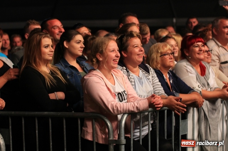 Zdjęcie w galerii na portalu naszraciborz.pl: Golec uOrkiestra na finał dożynek w Syryni. Golcowie porwali publiczność do zabawy! wiadomości z regionu