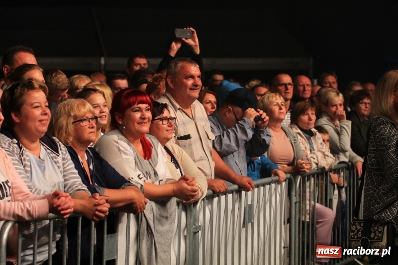 Zdjęcie w galerii na portalu naszraciborz.pl: Golec uOrkiestra na finał dożynek w Syryni. Golcowie porwali publiczność do zabawy! wiadomości z regionu