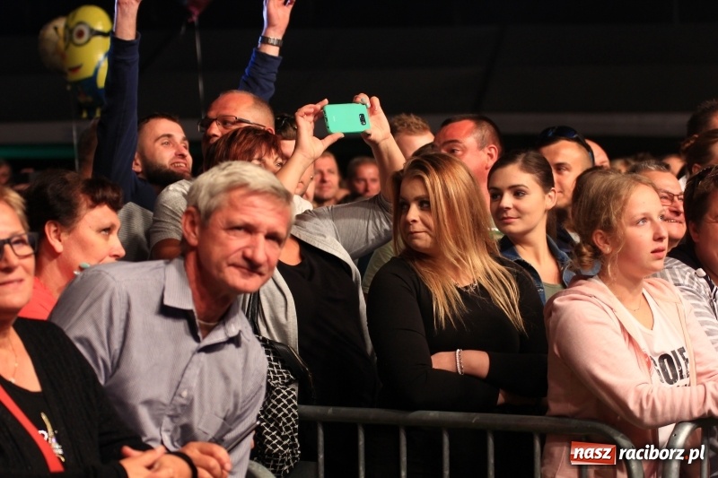 Zdjęcie w galerii na portalu naszraciborz.pl: Golec uOrkiestra na finał dożynek w Syryni. Golcowie porwali publiczność do zabawy! wiadomości z regionu