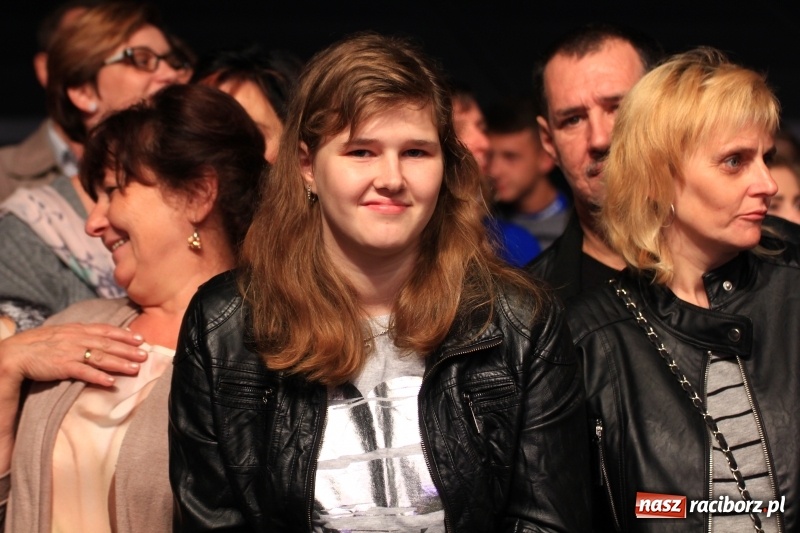 Zdjęcie w galerii na portalu naszraciborz.pl: Golec uOrkiestra na finał dożynek w Syryni. Golcowie porwali publiczność do zabawy! wiadomości z regionu