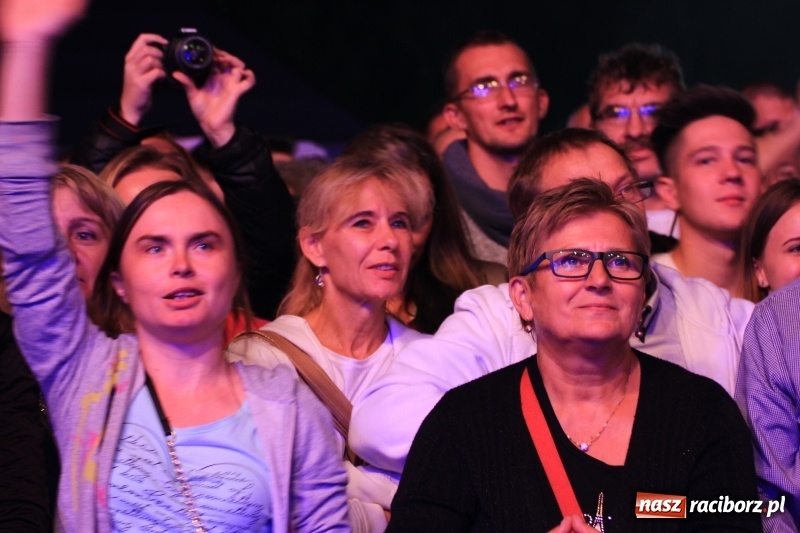 Zdjęcie w galerii na portalu naszraciborz.pl: Golec uOrkiestra na finał dożynek w Syryni. Golcowie porwali publiczność do zabawy! wiadomości z regionu