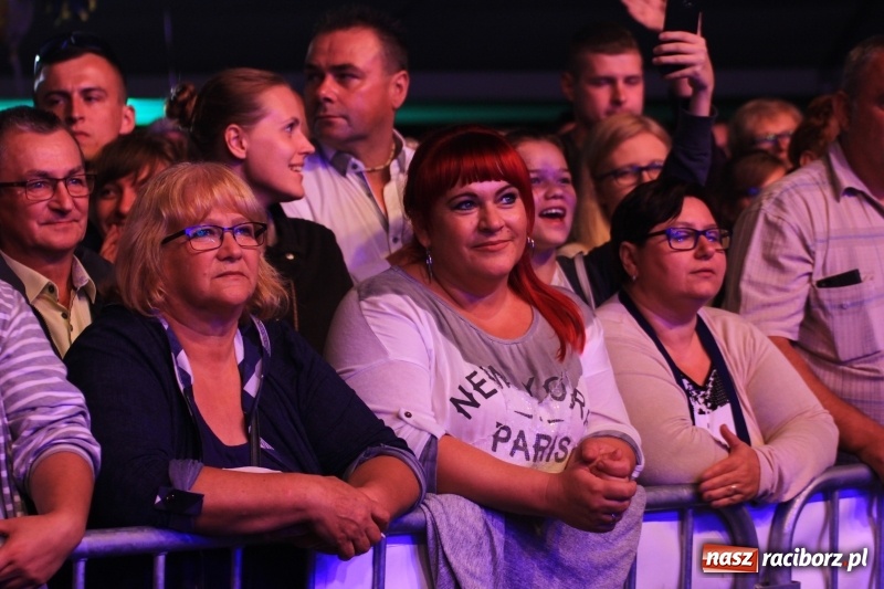 Zdjęcie w galerii na portalu naszraciborz.pl: Golec uOrkiestra na finał dożynek w Syryni. Golcowie porwali publiczność do zabawy! wiadomości z regionu