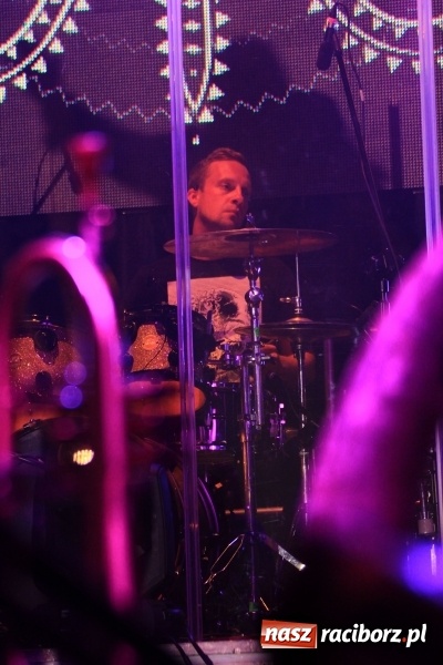 Zdjęcie w galerii na portalu naszraciborz.pl: Golec uOrkiestra na finał dożynek w Syryni. Golcowie porwali publiczność do zabawy! wiadomości z regionu