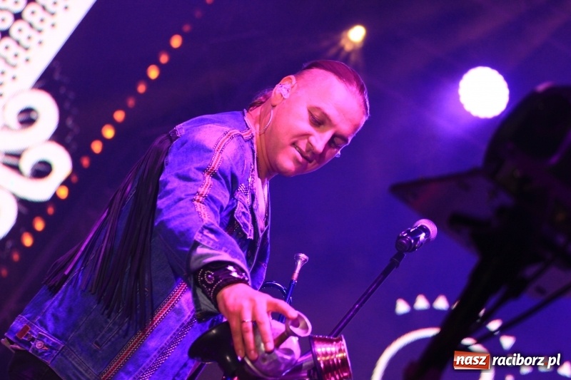 Zdjęcie w galerii na portalu naszraciborz.pl: Golec uOrkiestra na finał dożynek w Syryni. Golcowie porwali publiczność do zabawy! wiadomości z regionu