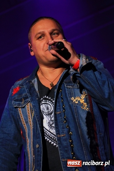 Zdjęcie w galerii na portalu naszraciborz.pl: Golec uOrkiestra na finał dożynek w Syryni. Golcowie porwali publiczność do zabawy! wiadomości z regionu
