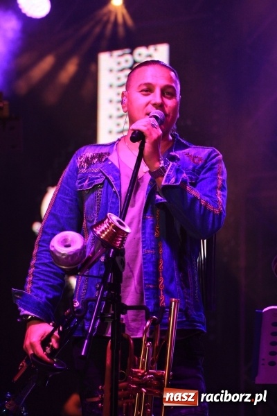 Zdjęcie w galerii na portalu naszraciborz.pl: Golec uOrkiestra na finał dożynek w Syryni. Golcowie porwali publiczność do zabawy! wiadomości z regionu
