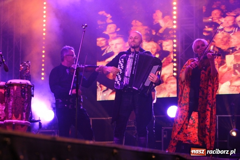 Zdjęcie w galerii na portalu naszraciborz.pl: Golec uOrkiestra na finał dożynek w Syryni. Golcowie porwali publiczność do zabawy! wiadomości z regionu