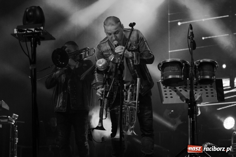 Zdjęcie w galerii na portalu naszraciborz.pl: Golec uOrkiestra na finał dożynek w Syryni. Golcowie porwali publiczność do zabawy! wiadomości z regionu