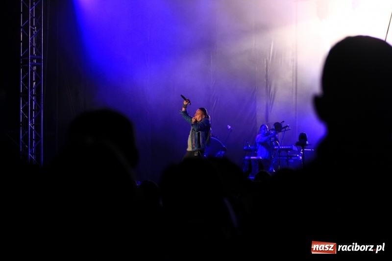 Zdjęcie w galerii na portalu naszraciborz.pl: Golec uOrkiestra na finał dożynek w Syryni. Golcowie porwali publiczność do zabawy! wiadomości z regionu
