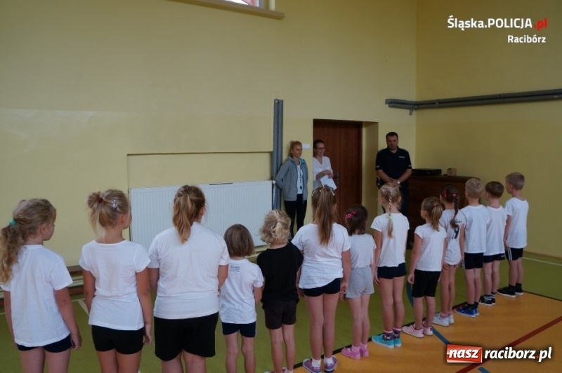 Zdjęcie w galerii na portalu naszraciborz.pl: Bezpieczna droga do szkoły. Raciborscy policjanci spotkali się z uczniami szkół podstawowych wiadomości z regionu