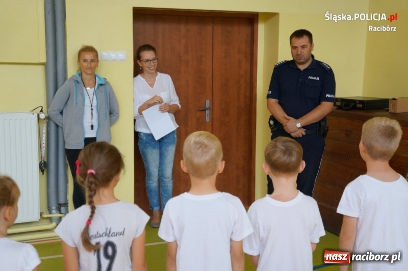 Zdjęcie w galerii na portalu naszraciborz.pl: Bezpieczna droga do szkoły. Raciborscy policjanci spotkali się z uczniami szkół podstawowych wiadomości z regionu