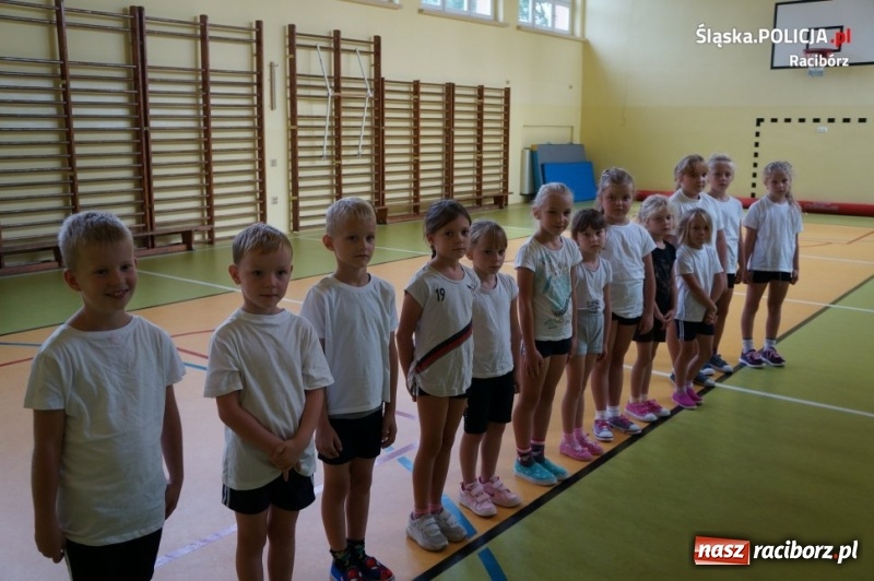 Zdjęcie w galerii na portalu naszraciborz.pl: Bezpieczna droga do szkoły. Raciborscy policjanci spotkali się z uczniami szkół podstawowych wiadomości z regionu