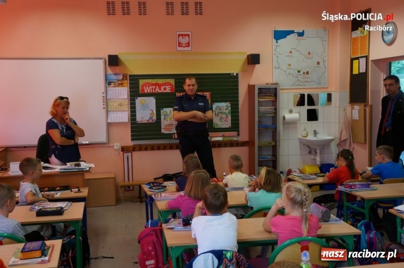 Zdjęcie w galerii na portalu naszraciborz.pl: Bezpieczna droga do szkoły. Raciborscy policjanci spotkali się z uczniami szkół podstawowych wiadomości z regionu