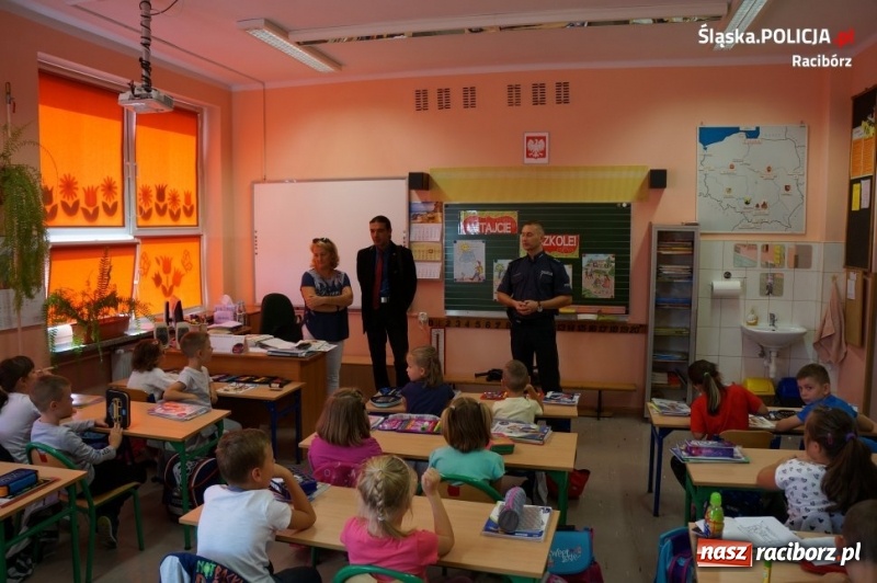 Zdjęcie w galerii na portalu naszraciborz.pl: Bezpieczna droga do szkoły. Raciborscy policjanci spotkali się z uczniami szkół podstawowych wiadomości z regionu