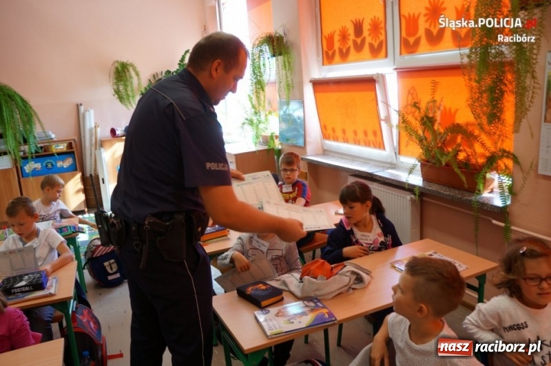 Zdjęcie w galerii na portalu naszraciborz.pl: Bezpieczna droga do szkoły. Raciborscy policjanci spotkali się z uczniami szkół podstawowych wiadomości z regionu
